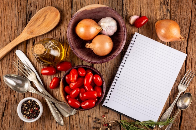 Stôl s ingredienciami a kuchynským náčiním